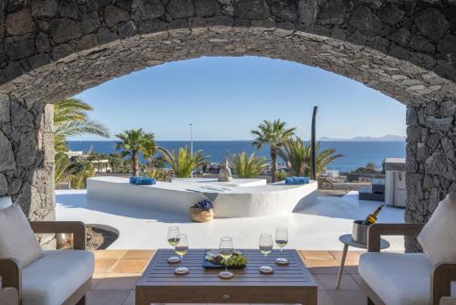 Villa Los Arcos, piscina privada climatizada y jacuzzi con maravillosas vistas al islote de Lobos