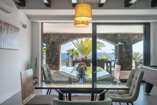 Villa Los Arcos, piscina privada climatizada y jacuzzi con maravillosas vistas al islote de Lobos