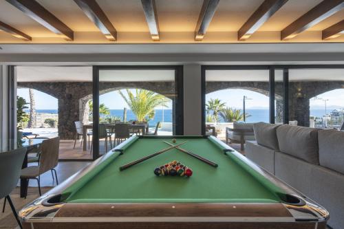 Villa Los Arcos, piscina privada climatizada y jacuzzi con maravillosas vistas al islote de Lobos