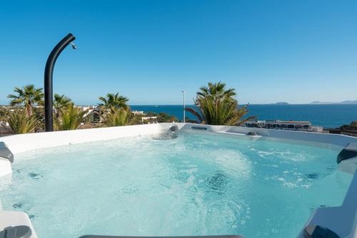 Villa Los Arcos, piscina privada climatizada y jacuzzi con maravillosas vistas al islote de Lobos