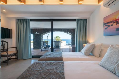 Villa Los Arcos, piscina privada climatizada y jacuzzi con maravillosas vistas al islote de Lobos