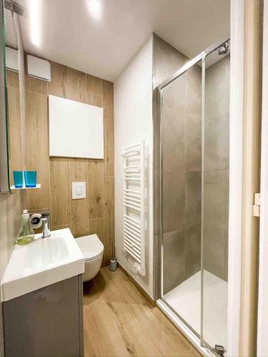 une salle de bain avec une douche, des toilettes et un lavabo dans l'établissement L'HORIZON - 90m2 - Belle vue - Centre - Parking - 3 Chambres, à Cassis
