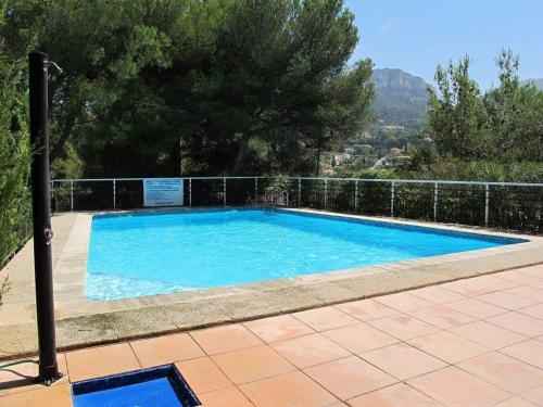 une grande piscine bleue à côté d'une clôture dans l'établissement L'HORIZON - 90m2 - Belle vue - Centre - Parking - 3 Chambres, à Cassis