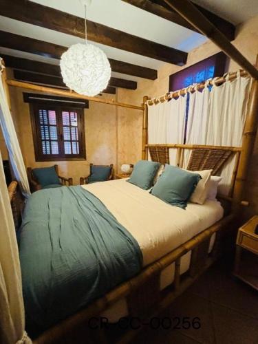Giường trong phòng chung tại Casa Rural Puerto del Emperador