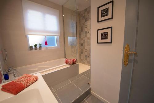 une salle de bain avec une douche, une baignoire et un lavabo dans l'établissement Opus 14 privileged area in Burgundy, à Chalon-sur-Saône