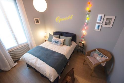 une chambre avec un lit avec un panneau sur le mur dans l'établissement Opus 14 privileged area in Burgundy, à Chalon-sur-Saône