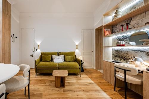 un salon avec un canapé vert et une table dans l'établissement 2BR-2Bathrooms-6Pers-Montparnasse-Paris 15-AC, à Paris