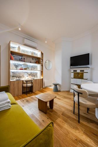 un salon avec un canapé et une télévision dans l'établissement 2BR-2Bathrooms-6Pers-Montparnasse-Paris 15-AC, à Paris