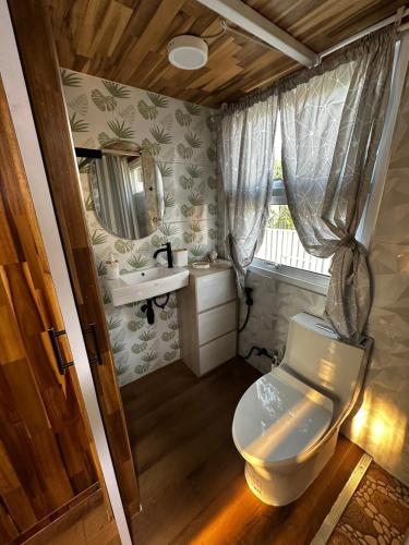 ein Badezimmer mit Toilette und Waschbecken in der Unterkunft Oniro 2 Beachfront Tiny House at Koh Samui in Ban Na We