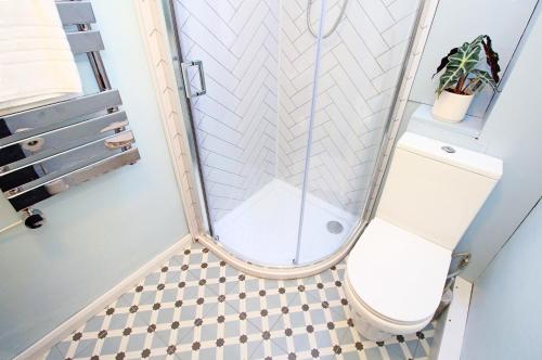 Et badeværelse på Riverbank Cottage