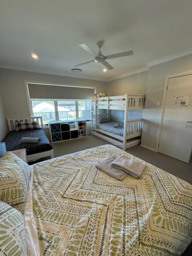 Ένα ή περισσότερα κρεβάτια σε δωμάτιο στο Manyana Dunes Beach House