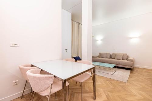 une salle à manger avec une table, des chaises et un canapé dans l'établissement GuestReady - Chic and central near attractions, à Paris