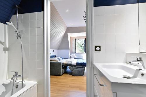 Postel nebo postele na pokoji v ubytování Guy 22 - A Sables d'Or les pins proche plage