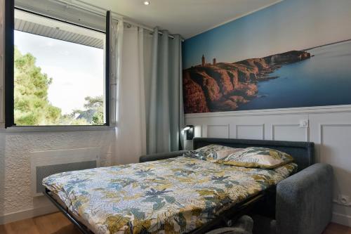 une chambre avec un lit et un tableau au mur dans l'établissement Paulette 14 - A Sables d'Or les pins proche plage, à Fréhel