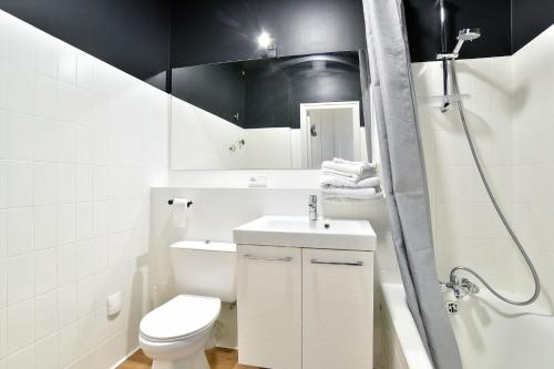 une salle de bain avec toilettes, lavabo et douche dans l'établissement Paulette 14 - A Sables d'Or les pins proche plage, à Fréhel