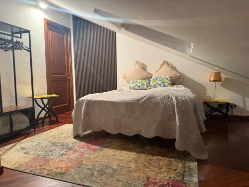 Un dormitorio con una cama con dos almohadas encima. en Angiolina, en Baveno