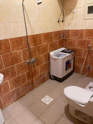 a bathroom with a toilet and a shower in it at كــيــان الـمـنـسـك Kayan Al Mansak in Abha