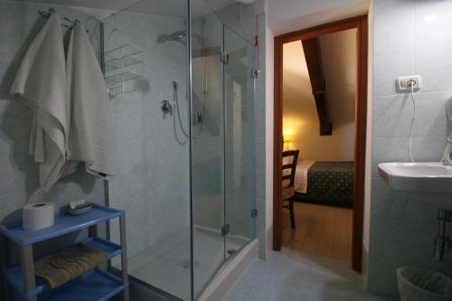 een badkamer met een douche en een wastafel bij Conero Camere in Sirolo