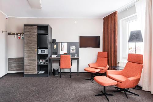 TV a/nebo společenská místnost v ubytování Home Hotel Slottsparken