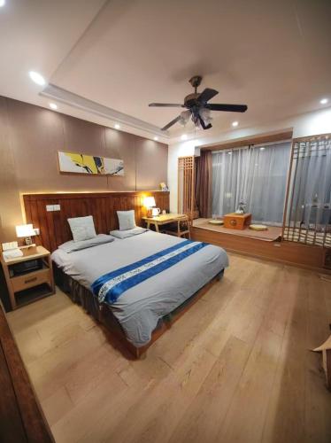 Ein Bett oder Betten in einem Zimmer der Unterkunft 枕窗听雨Homestay