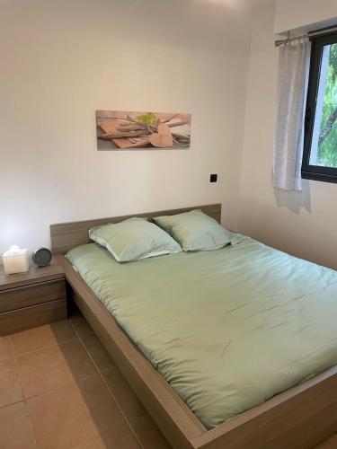 - un lit dans une chambre dans l'établissement Spacieux 2 pieces au Port de Nice, à Nice