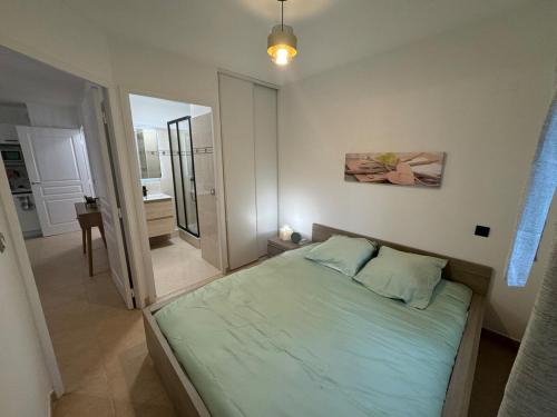 Spacieux 2 pieces au Port de Nice في نيس: غرفة نوم بها سرير كبير في الغرفة