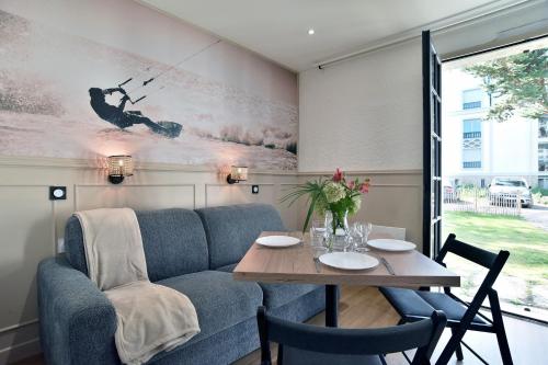 un salon avec un canapé et une table dans l'établissement Gérard 2 - A 200 m de la plage, à Fréhel