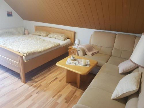 a small room with a bed and a couch at Ferienwohnung Aurich Ostfriesland in Aurich