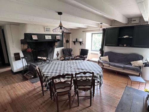 un salon avec une table, des chaises et un canapé dans l'établissement Maison familiale, à La Salvetat-sur-Agout