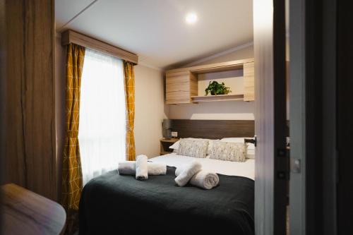 Postel nebo postele na pokoji v ubytování Beautiful 3bed Caravan on Windermere - on White Cross Bay Holiday Park
