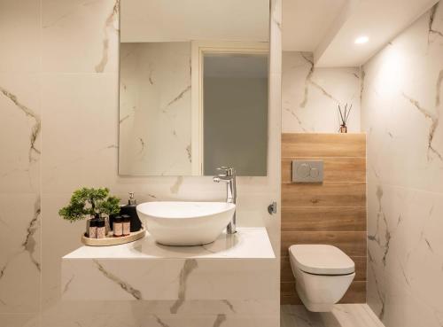 ATELIER 33 , Acropolis Apartments