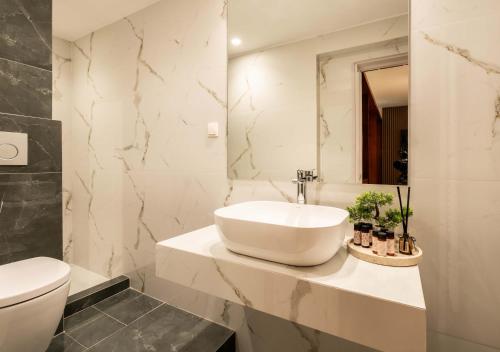 ATELIER 33 , Acropolis Apartments