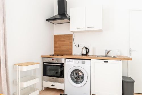 une cuisine avec une machine à laver et un évier dans l'établissement CosyRez - Wifi, Central, Calme, à Rezé