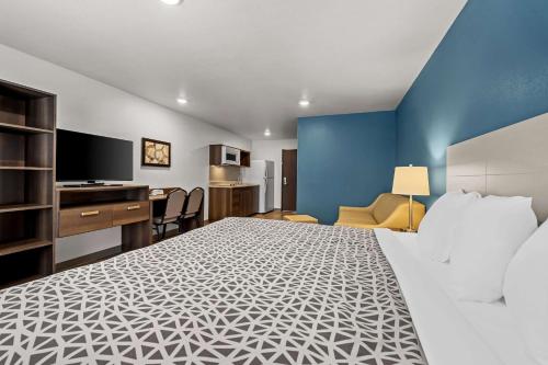Телевизор и/или развлекательный центр в WoodSpring Suites Loves Park - Rockford