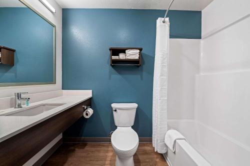Ванная комната в WoodSpring Suites Loves Park - Rockford