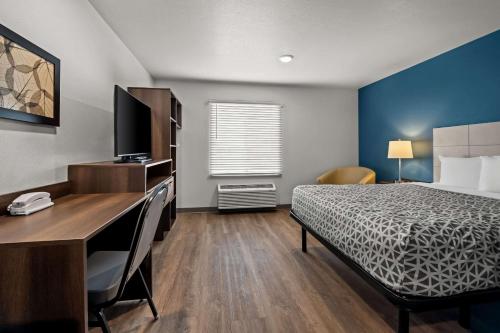 Кровать или кровати в номере WoodSpring Suites Loves Park - Rockford