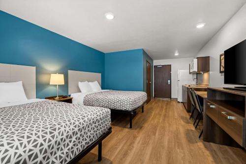 Кровать или кровати в номере WoodSpring Suites Loves Park - Rockford