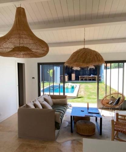 un salon avec un canapé et une table dans l'établissement La planque en re, à Sainte-Marie de Ré