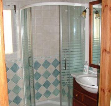 een badkamer met een douche en een wastafel bij Casa Rural La Bodega in Sonseca