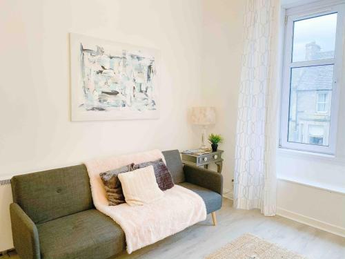 Posezení v ubytování Chic flat close to Edinburgh, Airport, & Zoo