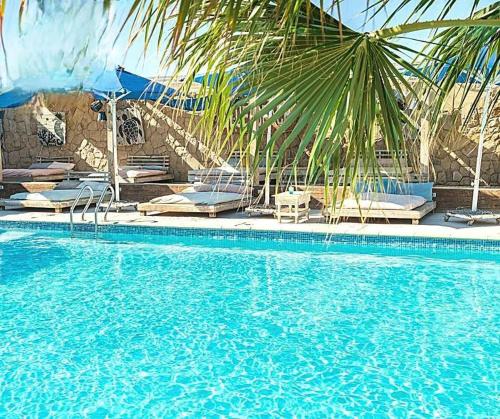 Bazén v ubytování Comfort Marine nebo v jeho okolí