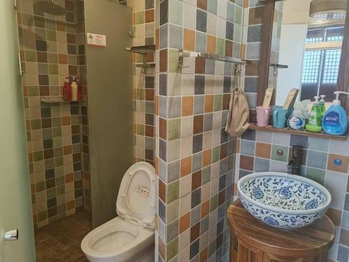Ein Badezimmer in der Unterkunft 枕窗听雨Homestay