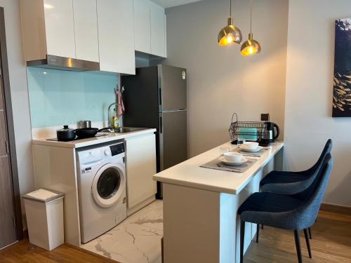 Η κουζίνα ή μικρή κουζίνα στο The Astra Sky River Condo Chiang Mai