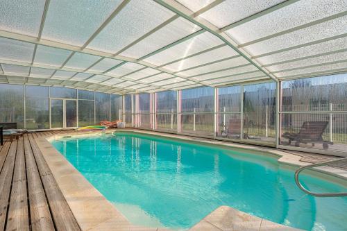 une piscine intérieure avec un plafond ouvert dans l'établissement Ile d'Aix, à Saint-Simon-de-Bordes