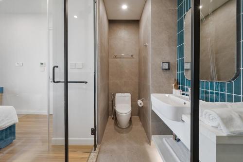 a bathroom with a toilet and a sink at La isla Apartments & Villas - Sea View & Fireworks Phu Quoc in Phu Quoc