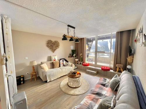 un salon avec un canapé et une table dans l'établissement Chaleureux studio Glovettes VILLARD DE LANS, à Villard-de-Lans