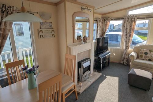 Χώρος καθιστικού στο Beachcomber Cabin Dog Friendly - Anderby Creek