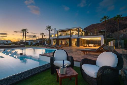 Villa Volcán con piscina e impresionantes vistas al mar, pádel y mini golf en Montaña Roja