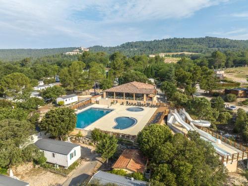 une vue aérienne d'une maison avec piscine dans l'établissement Camping Les Gorges de Provence, à Saint-Laurent-du-Verdon
