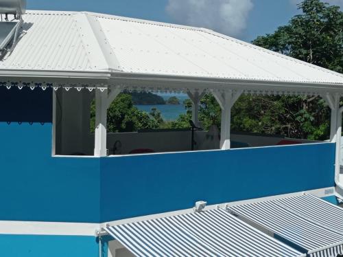 a white gazebo with a white roof at Haut de villa indépendant, vue et accès mer, 100m de la plage, idéal famille in La Trinité